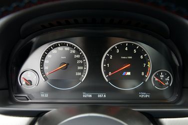BMW M5 عملية فيس ليفت V (F10)، سيدان — لوحة العدادات