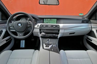 BMW M5 V (F10)، سيدان — لوحة القيادة