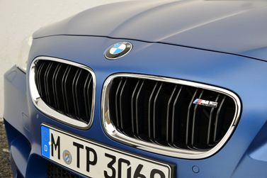 BMW M5 عملية فيس ليفت V (F10)، سيدان — شبكة المبرد