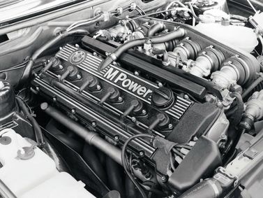 BMW M5 I (E28)، سيدان — حجرة المحرك