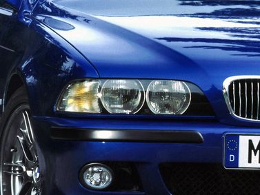 BMW M5 III (E39)، سيدان — الجزء الأمامي من السيارة عن قرب