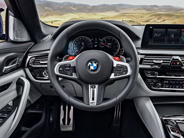 BMW M5 السادس (F90)، سيدان — منطقة السائق