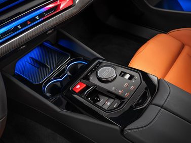 BMW M5 سابعاً (G90)، سيدان — الكونسول الوسطي
