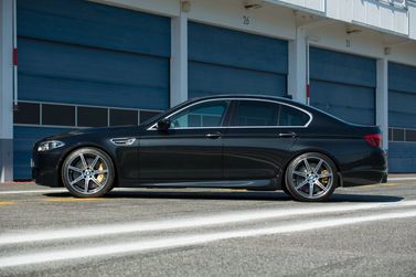 BMW M5 عملية فيس ليفت V (F10)، سيدان — منظر من الجانب الأيسر