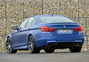 BMW M5 عملية فيس ليفت V (F10)، سيدان — منظر خلفي أيسر