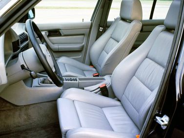 BMW M5 II (E34)، سيدان — المقاعد الأمامية