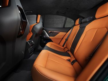 BMW M5 سابعاً (G90)، سيدان — المقاعد الخلفية