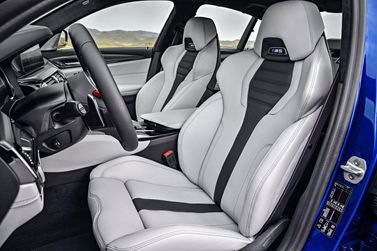 BMW M5 السادس (F90)، سيدان — المقاعد الأمامية
