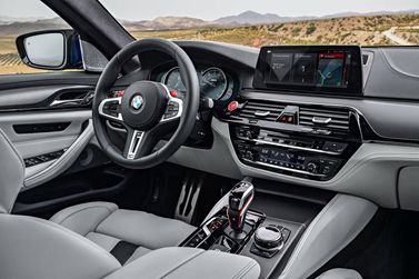 BMW M5 السادس (F90)، سيدان — منطقة السائق