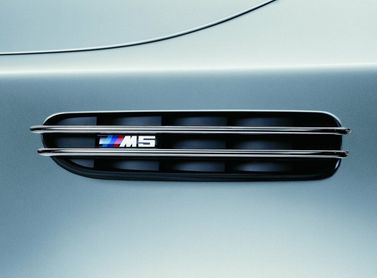BMW M5 IV (E60/E61)، سيدان — شعار السيارة واسم الطراز