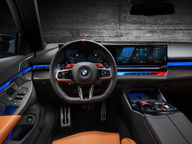 BMW M5 سابعاً (G90)، سيدان — منطقة السائق