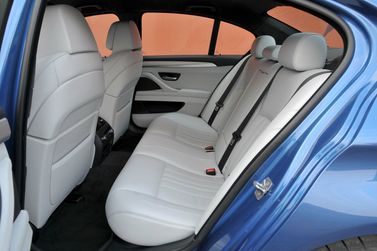 BMW M5 V (F10)، سيدان — المقاعد الخلفية