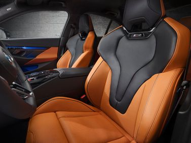 BMW M5 سابعاً (G90)، سيدان — المقاعد الأمامية