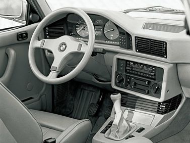 BMW M5 I (E28)، سيدان — منطقة السائق