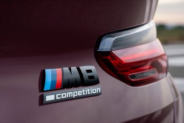BMW M8 ط (F91/F92/F93)، سيدان Gran Coupe — شعار السيارة واسم الطراز