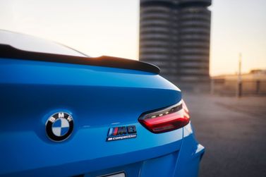 BMW M8 I (F91/F92/F93) عملية فيس ليفت I (F91/F92/F93)، كوبيه — منظر خلفي بزاوية ثلاثة أرباع