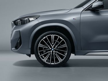 BMW X1 ثالثاً (U11/U12)، دفع رباعي 5 أبواب Long — منظر أمامي أيسر