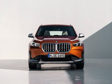 BMW X1 ثالثاً (U11/U12)، دفع رباعي 5 أبواب — منظر أمامي