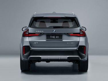 BMW X1 ثالثاً (U11/U12)، دفع رباعي 5 أبواب Long — منظر خلفي