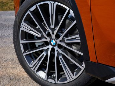 BMW X1 ثالثاً (U11/U12)، دفع رباعي 5 أبواب — جنط العجلة
