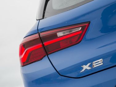 BMW X2 I (F39), Внедорожник 5 дв. — задняя часть автомобиля крупным планом