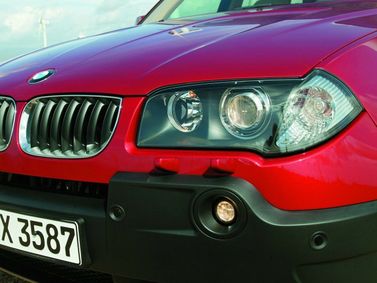 BMW X3 I (E83)، دفع رباعي 5 أبواب — الجزء الأمامي من السيارة عن قرب