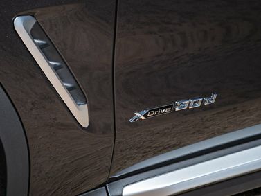 BMW X3 III (G01)، دفع رباعي 5 أبواب — شعار السيارة واسم الطراز