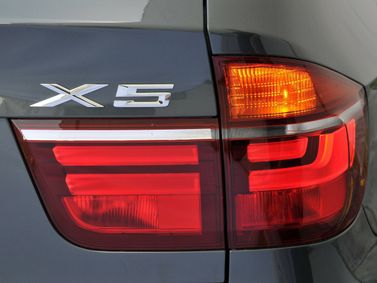 BMW X5 عملية فيس ليفت II (E70)، دفع رباعي 5 أبواب — شعار السيارة واسم الطراز