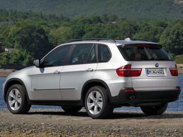 BMW X5 II (E70)، دفع رباعي 5 أبواب — منظر خلفي أيمن