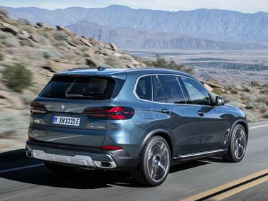 BMW X5 عملية فيس ليفت IV (G05/G18)، دفع رباعي 5 أبواب — منظر خلفي بزاوية ثلاثة أرباع