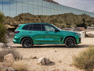 BMW X5 M عملية فيس ليفت III (F95)، دفع رباعي 5 أبواب — منظر من الجانب الأيسر