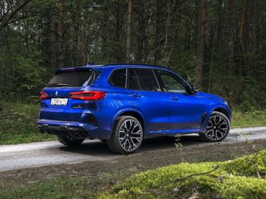 BMW X5 M III (F95)، دفع رباعي 5 أبواب — منظر خلفي أيمن