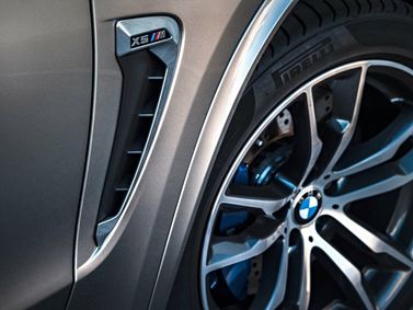 BMW X5 M II (F85)، دفع رباعي 5 أبواب — شعار السيارة واسم الطراز
