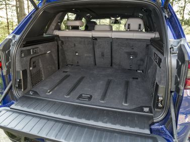 BMW X5 M III (F95)، دفع رباعي 5 أبواب — حجرة الأمتعة