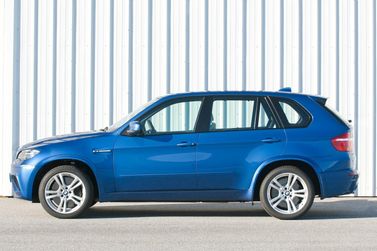 BMW X5 M I (E70)، دفع رباعي 5 أبواب — منظر من الجانب الأيسر