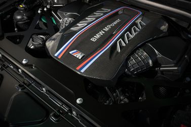 BMW X5 M عملية فيس ليفت III (F95)، دفع رباعي 5 أبواب — حجرة المحرك
