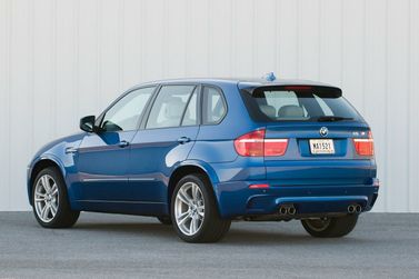 BMW X5 M I (E70)، دفع رباعي 5 أبواب — منظر خلفي أيمن