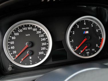 BMW X6 M ط (E71)، دفع رباعي 5 أبواب — لوحة العدادات