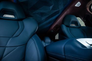 BMW XM، دفع رباعي 5 أبواب — المقاعد الأمامية