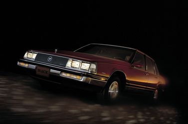 Buick Electra VI, Седан — вид спереди справа