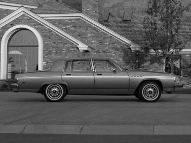 Buick Electra V, Седан — вид слева