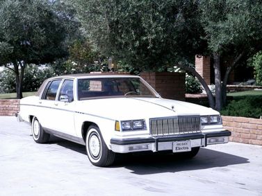 Buick Electra V, Седан — вид спереди справа