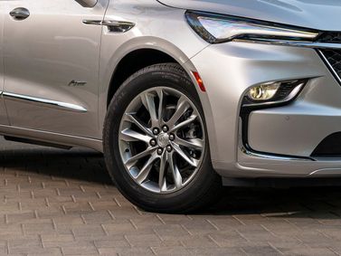 Buick Enclave II Рестайлинг, Внедорожник 5 дв. — вид спереди в три четверти