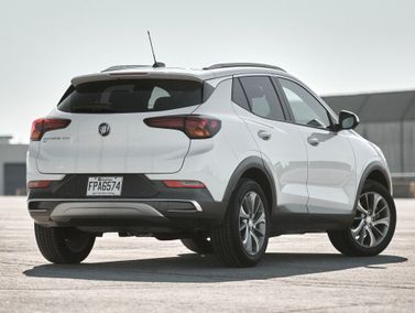 Buick Encore GX، دفع رباعي 5 أبواب — منظر خلفي بزاوية ثلاثة أرباع