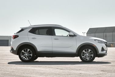 Buick Encore GX، دفع رباعي 5 أبواب — منظر من الجانب الأيمن