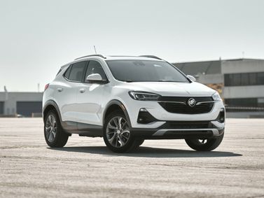 Buick Encore GX، دفع رباعي 5 أبواب — منظر أمامي أيسر