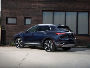 Buick Envision ثانياً، دفع رباعي 5 أبواب — منظر خلفي بزاوية ثلاثة أرباع