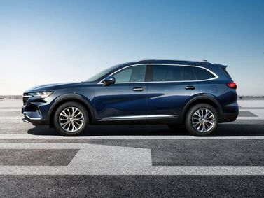 Buick Envision ثانياً، دفع رباعي 5 أبواب Plus — منظر من الجانب الأيسر