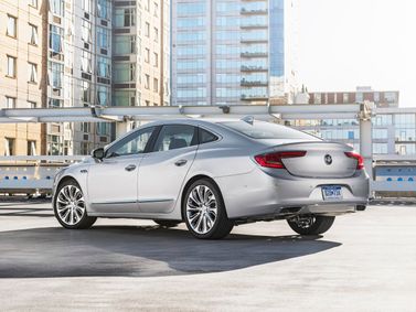 Buick LaCrosse ثالثاً، سيدان — منظر خلفي أيمن