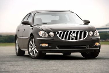 Buick LaCrosse I (North America), Седан — вид спереди слева